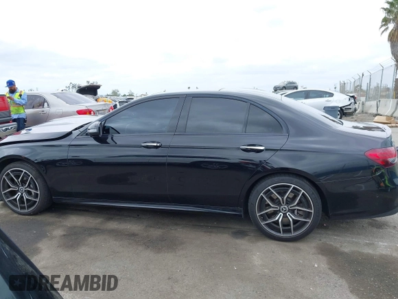 2022 Mercedes-Benz E 450 z VIN W1KZF5KB8NB092932, wystawiony jako IAAI lot #42052966 z przebiegiem 57 176 mil mil oraz . Historia ofert i sprzedaży dostępna na DreamBid. Obrazek 15.