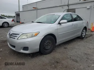 2010 Toyota Camry z VIN 4T1BF3EK1AU019732, wystawiony jako Copart lot #58469755 z przebiegiem 214 898 mil mil oraz Czysty tytuł • Clean title. Historia ofert i sprzedaży dostępna na DreamBid. Obrazek 1.