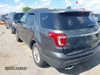 2017 Ford Explorer XLT z VIN 1FM5K7D85HGA07243, wystawiony jako IAAI lot #42672521 z przebiegiem 214 644 mil mil oraz . Historia ofert i sprzedaży dostępna na DreamBid. Obrazek 3.