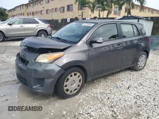 2013 Scion xD z VIN JTKKUPB41D1033958, wystawiony jako Copart lot #58799295 z przebiegiem 148 379 mil mil oraz Czysty tytuł • Clean title. Historia ofert i sprzedaży dostępna na DreamBid. Obrazek 1.