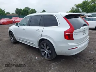 2023 Volvo XC90 Plus z VIN YV4H600N2P1975520, wystawiony jako IAAI lot #42389524 z przebiegiem 24 327 mil mil oraz . Historia ofert i sprzedaży dostępna na DreamBid. Obrazek 3.
