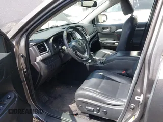2015 Toyota Highlander XLE z VIN 5TDKKRFH8FS050848, wystawiony jako IAAI lot #42279034 z przebiegiem 101 053 mil mil oraz . Historia ofert i sprzedaży dostępna na DreamBid. Obrazek 18.