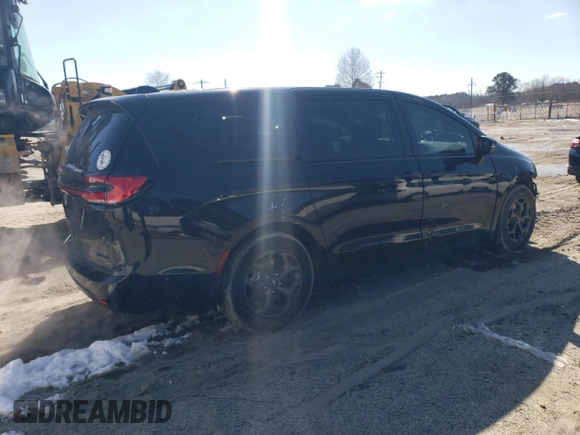 2023 Chrysler Pacifica Hybrid Limited with VIN 2C4RC1S77PR501630, listed as a Copart auction lot 46143825 with 39,419 mi miles and Salvage title. Bid and sale history available at DreamBid. Image 3.
