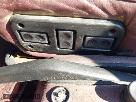 1984 Porsche 928 z VIN WP0JB0925ES860300, wystawiony jako IAAI lot #41581309 z przebiegiem 115 151 mil mil oraz . Historia ofert i sprzedaży dostępna na DreamBid. Obrazek 18.