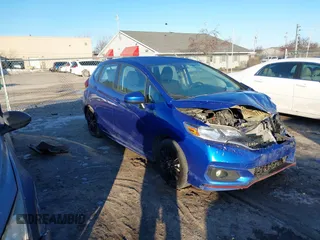 2020 Honda Fit Sport z VIN 3HGGK5H63LM711757, wystawiony jako IAAI lot #41454314 z przebiegiem 83 110 mil mil oraz . Historia ofert i sprzedaży dostępna na DreamBid. Obrazek 1.