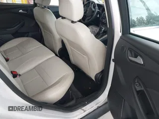 2018 Ford Focus Titanium z VIN 1FADP3N27JL314856, wystawiony jako IAAI lot #42553390 z przebiegiem 82 936 mil mil oraz . Historia ofert i sprzedaży dostępna na DreamBid. Obrazek 8.
