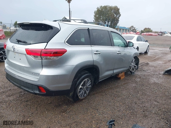 2019 Toyota Highlander SE with VIN 5TDJZRFH0KS608855, listed as a IAAI auction lot 41765566 with 30,228 mi miles. Bid and sale history available at carsss.com. Image 4.