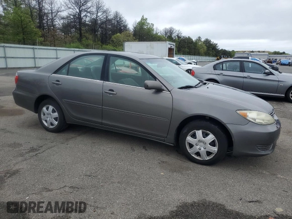 2005 Toyota Camry STD z VIN 4T1BE32K95U580581, wystawiony jako Copart lot #58212165 z przebiegiem 124 350 mil mil oraz Czysty tytuł • Clean title. Historia ofert i sprzedaży dostępna na DreamBid. Obrazek 4.