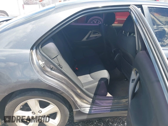 2011 Toyota Camry LE z VIN 4T1BF3EK7BU197078, wystawiony jako IAAI lot #42388549 z przebiegiem 250 873 mil mil oraz . Historia ofert i sprzedaży dostępna na DreamBid. Obrazek 8.
