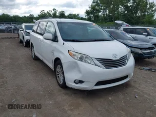 2012 Toyota Sienna XLE AAS z VIN 5TDYK3DCXCS193911, wystawiony jako IAAI lot #42752552 z przebiegiem 146 962 mil mil oraz . Historia ofert i sprzedaży dostępna na DreamBid. Obrazek 1.