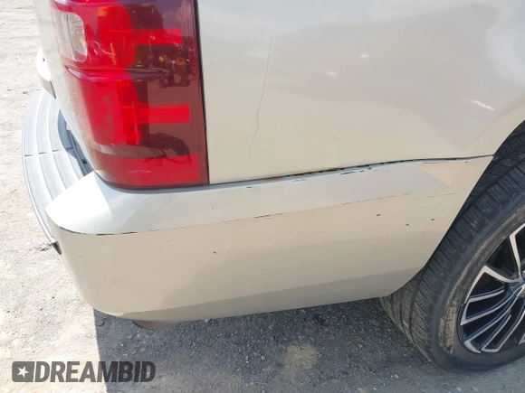 2008 Chevrolet Suburban LTZ with VIN 1GNFK16Y78R121985, listed as a IAAI auction lot 42602591 with 186,975 mi miles and . Bid and sale history available at DreamBid. Image 14.