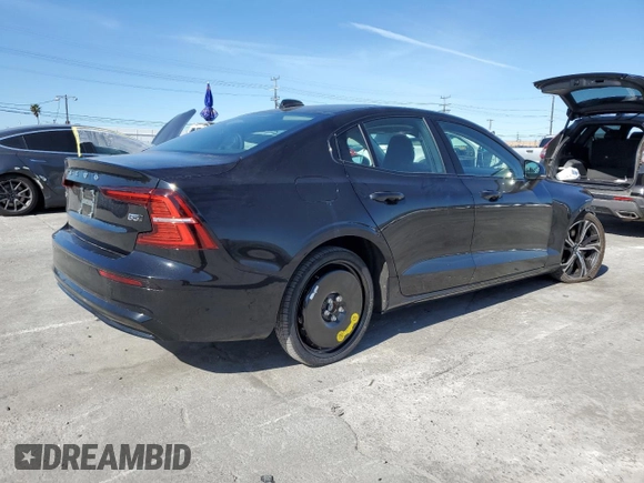 2024 Volvo S60 Plus Dark Theme z VIN 7JRL12TL3RG299436, wystawiony jako Copart lot #49722185 z przebiegiem 15 404 mil mil oraz Szkoda całkowita • Salvage title. Historia ofert i sprzedaży dostępna na DreamBid. Obrazek 3.