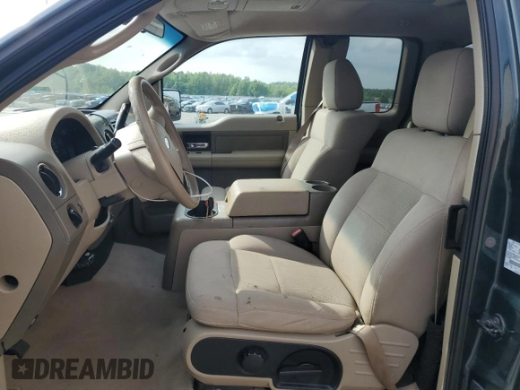 2004 Ford F-150 XL z VIN 1FTPX12574NA72931, wystawiony jako Copart lot #54609905 z przebiegiem 189 605 mil mil oraz Czysty tytuł • Clean title. Historia ofert i sprzedaży dostępna na DreamBid. Obrazek 7.