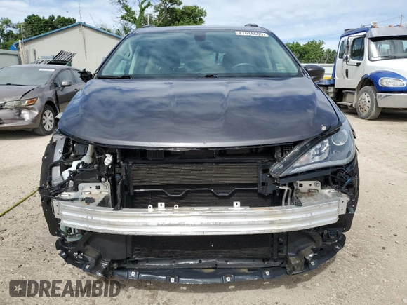 2017 Chrysler Pacifica Touring L with VIN 2C4RC1BG7HR569315, listed as a Copart auction lot 47018605 with 131,519 mi miles and Salvage Title. Bid and sale history available at DreamBid. Image 5.