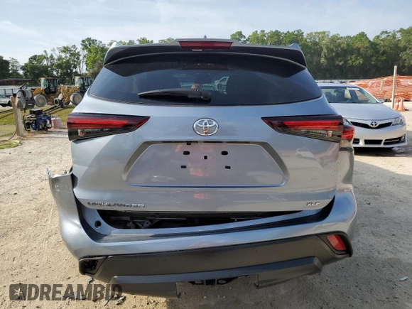 2024 Toyota Highlander LE z VIN 5TDKDRAH9RS548529, wystawiony jako Copart lot #53493205 z przebiegiem 16 627 mil mil oraz Szkoda całkowita • Salvage title. Historia ofert i sprzedaży dostępna na DreamBid. Obrazek 6.