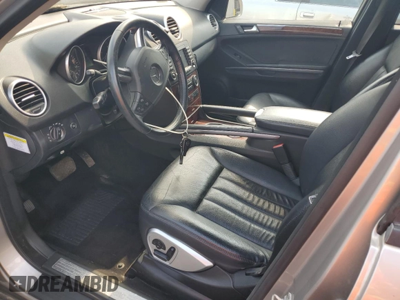 2006 Mercedes-Benz M 500 z VIN 4JGBB75E86A099990, wystawiony jako Copart lot #59701535 z przebiegiem 124 572 mil mil oraz Szkoda całkowita • Salvage title. Historia ofert i sprzedaży dostępna na DreamBid. Obrazek 7.