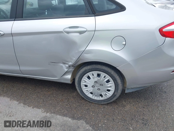 2017 Ford Fiesta S z VIN 3FADP4AJ1HM104006, wystawiony jako IAAI lot #41943413 z przebiegiem 111 873 mil mil oraz . Historia ofert i sprzedaży dostępna na DreamBid. Obrazek 6.