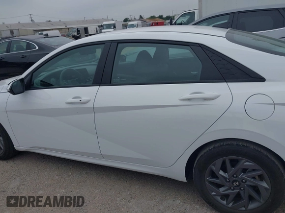 2024 Hyundai Elantra SEL z VIN KMHLM4DG2RU648103, wystawiony jako IAAI lot #42324953 z przebiegiem 32 625 mil mil oraz . Historia ofert i sprzedaży dostępna na DreamBid. Obrazek 14.