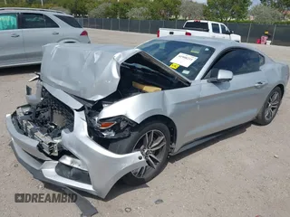 2016 Ford Mustang EcoBoost z VIN 1FA6P8TH5G5305096, wystawiony jako IAAI lot #41908211 z przebiegiem 106 585 mil mil oraz . Historia ofert i sprzedaży dostępna na DreamBid. Obrazek 2.