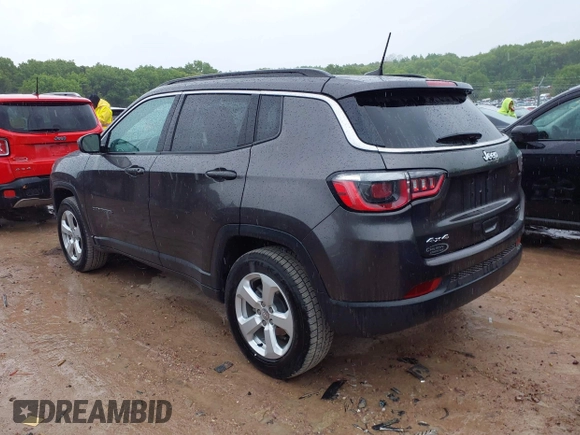 2018 Jeep Compass Latitude z VIN 3C4NJDBB0JT185244, wystawiony jako IAAI lot #42341860 z przebiegiem 64 533 mil mil oraz . Historia ofert i sprzedaży dostępna na DreamBid. Obrazek 3.