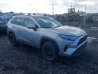 2022 Toyota RAV4 XLE with VIN 2T3P1RFV3NC266202, listed as a IAAI auction lot 41702818 with 62,043 mi miles. Bid and sale history available at carsss.com. Image 1.