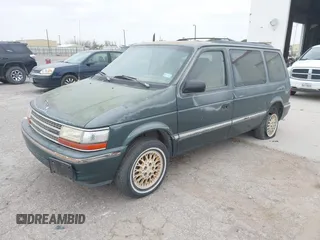 1993 Plymouth Voyager z VIN 2P4GH45R6PR372511, wystawiony jako IAAI lot #42093650 z przebiegiem 81 484 mil mil oraz . Historia ofert i sprzedaży dostępna na DreamBid. Obrazek 2.