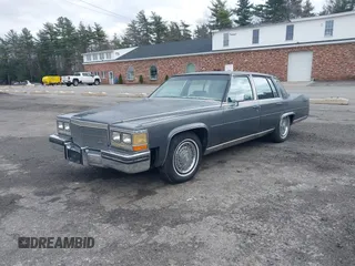 1985 Cadillac Fleetwood z VIN 1G6DW6989F9741010, wystawiony jako IAAI lot #41872467 z przebiegiem 75 417 mil mil oraz . Historia ofert i sprzedaży dostępna na DreamBid. Obrazek 2.