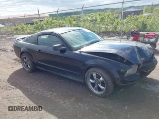 2008 Ford Mustang Deluxe z VIN 1ZVHT80N885182661, wystawiony jako IAAI lot #42252871 z przebiegiem 130 865 mil mil oraz . Historia ofert i sprzedaży dostępna na DreamBid. Obrazek 1.