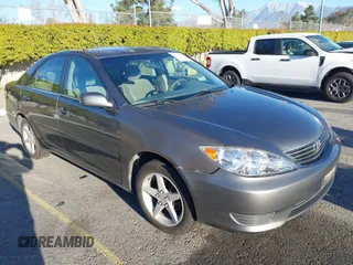 2005 Toyota Camry STD z VIN 4T1BE32K05U550059, wystawiony jako IAAI lot #41753776 z przebiegiem 246 174 mil mil oraz . Historia ofert i sprzedaży dostępna na DreamBid. Obrazek 1.