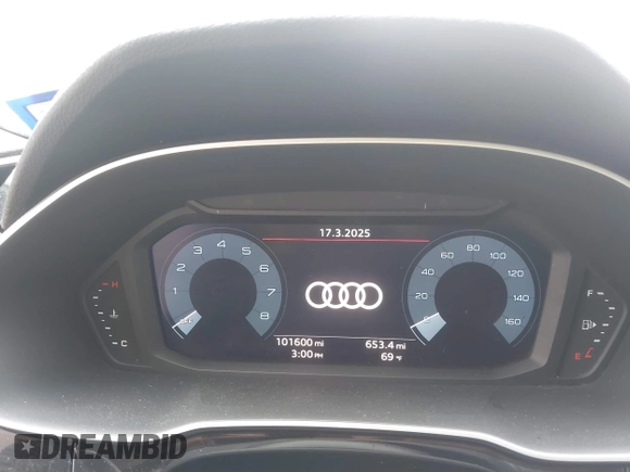 2020 Audi Q3 Premium z VIN WA1AECF30L1052472, wystawiony jako IAAI lot #41886809 z przebiegiem 101 600 mil mil oraz . Historia ofert i sprzedaży dostępna na DreamBid. Obrazek 7.