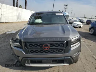 2024 Nissan Frontier Pro-X z VIN 1N6ED1EJ9RN606105, wystawiony jako Copart lot #83247314 z przebiegiem 4 296 mil mil oraz Szkoda całkowita • Salvage title. Historia ofert i sprzedaży dostępna na DreamBid. Obrazek 5.