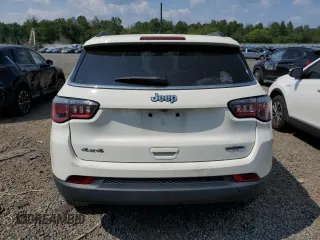 2019 Jeep Compass Latitude z VIN 3C4NJDBB4KT704264, wystawiony jako Copart lot #67137964 z przebiegiem 58 018 mil mil oraz Szkoda całkowita • Salvage title. Historia ofert i sprzedaży dostępna na DreamBid. Obrazek 6.