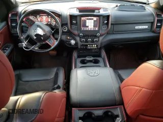2019 Ram 1500 Rebel z VIN 1C6SRFLT2KN698535, wystawiony jako Copart lot #81854214 z przebiegiem 61 586 mil mil oraz Czysty tytuł • Clean title. Historia ofert i sprzedaży dostępna na DreamBid. Obrazek 8.