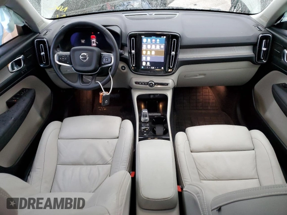 2023 Volvo XC40 Ultimate Dark Theme z VIN YV4L12UX9P2068547, wystawiony jako Copart lot #47006075 z przebiegiem 27 126 mil mil oraz Szkoda całkowita • Salvage title. Historia ofert i sprzedaży dostępna na DreamBid. Obrazek 8.