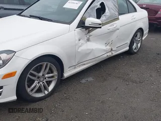 2013 Mercedes-Benz C 300 Sport z VIN WDDGF8ABXDR289262, wystawiony jako IAAI lot #42181367 z przebiegiem 130 744 mil mil oraz . Historia ofert i sprzedaży dostępna na DreamBid. Obrazek 6.