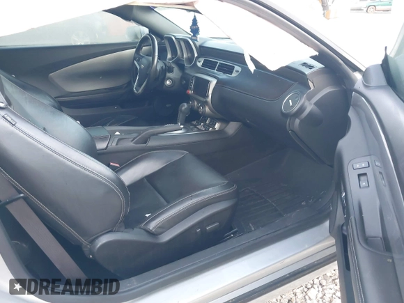 2014 Chevrolet Camaro LT z VIN 2G1FC1E36E9259754, wystawiony jako IAAI lot #41864556 z przebiegiem 118 443 mil mil oraz . Historia ofert i sprzedaży dostępna na DreamBid. Obrazek 5.