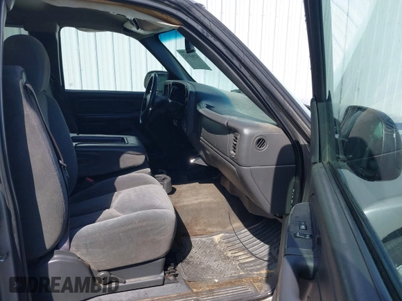 2004 Chevrolet Silverado 1500 LS with VIN 2GCEC19V041298867, listed as a IAAI auction lot 42069312 with 322,484 mi miles. Bid and sale history available at carsss.com. Image 5.