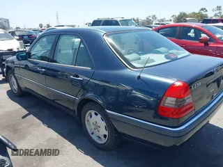 1997 Mercedes-Benz C z VIN WDBHA23EXVA514988, wystawiony jako IAAI lot #42503544 z przebiegiem 142 312 mil mil oraz . Historia ofert i sprzedaży dostępna na DreamBid. Obrazek 3.
