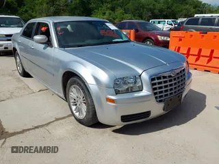 2008 Chrysler 300 LX z VIN 2C3LA43R68H106864, wystawiony jako IAAI lot #42044794 z przebiegiem 226 705 mil mil oraz . Historia ofert i sprzedaży dostępna na DreamBid. Obrazek 1.
