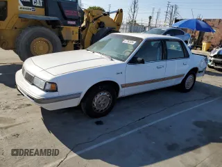1996 Oldsmobile Cutlass Ciera 1SA VX5 z VIN 1G3AJ55M3T6365624, wystawiony jako Copart lot #47762334 z przebiegiem 142 058 mil mil oraz Szkody całkowita. Historia ofert i sprzedaży dostępna na DreamBid. Obrazek 1.