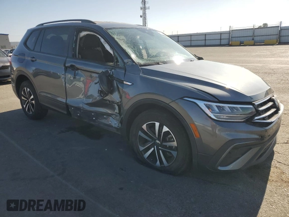 2023 Volkswagen Tiguan S z VIN 3VVRB7AXXPM133914, wystawiony jako Copart lot #61831495 z przebiegiem 46 450 mil mil oraz Szkoda całkowita • Salvage title. Historia ofert i sprzedaży dostępna na DreamBid. Obrazek 4.