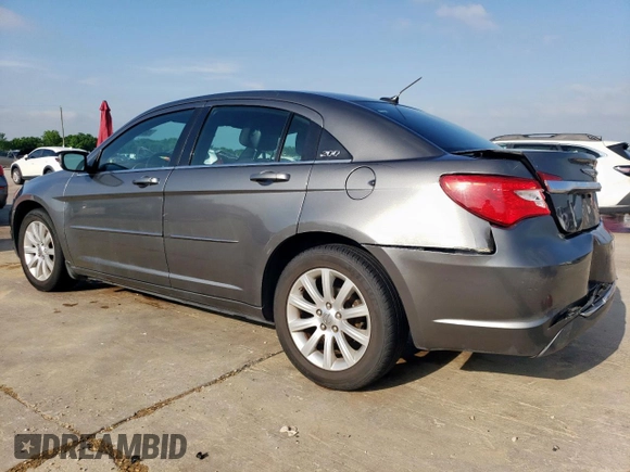 2013 Chrysler 200 Touring z VIN 1C3CCBBB5DN558082, wystawiony jako Copart lot #55348835 z przebiegiem 154 329 mil mil oraz Szkoda całkowita • Salvage title. Historia ofert i sprzedaży dostępna na DreamBid. Obrazek 2.