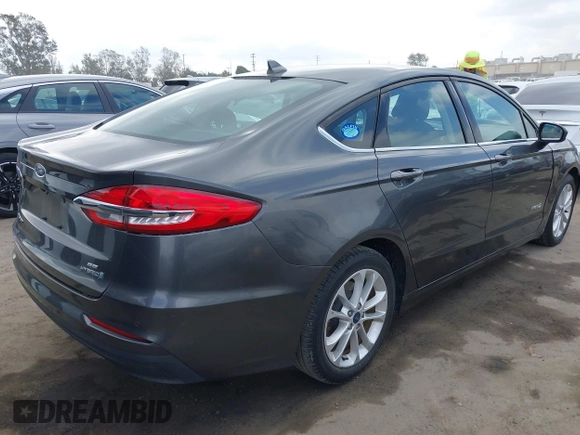 2019 Ford Fusion SE with VIN 3FA6P0LUXKR174476, listed as a IAAI auction lot 42110902 with 33,260 mi miles and . Bid and sale history available at DreamBid. Image 4.