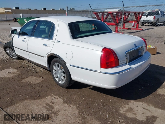 2007 Lincoln Town Car Signature Limited z VIN 1LNHM82V67Y630711, wystawiony jako IAAI lot #41997932 z przebiegiem 177 420 mil mil oraz . Historia ofert i sprzedaży dostępna na DreamBid. Obrazek 3.