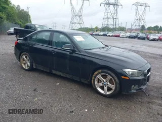 2013 BMW 3 Series 328i xDrive z VIN WBA3B5C58DF598267, wystawiony jako IAAI lot #42368885 z przebiegiem 147 029 mil mil oraz . Historia ofert i sprzedaży dostępna na DreamBid. Obrazek 1.