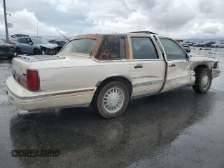 1995 Lincoln Town Car Cartier z VIN 1LNLM83W2SY603452, wystawiony jako Copart lot #55756595 z przebiegiem 243 394 mil mil oraz Szkody całkowita. Historia ofert i sprzedaży dostępna na DreamBid. Obrazek 3.