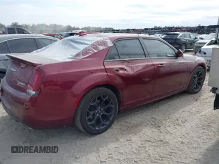 2020 Chrysler 300 S z VIN 2C3CCABT0LH233849, wystawiony jako IAAI lot #40689077 z przebiegiem 77 405 mil mil oraz . Historia ofert i sprzedaży dostępna na DreamBid. Obrazek 4.