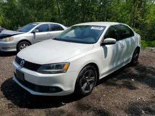 2014 Volkswagen Jetta with VIN 3VWWL7AJXEM256908, listed as a Copart auction lot 57684385 with 152,195 mi miles and Clean title. Bid and sale history available at DreamBid. Image 1.