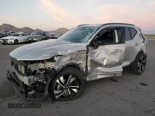 2023 Volvo XC40 Ultimate Dark Theme z VIN YV4L12UX5P2932493, wystawiony jako Copart lot #80494374 z przebiegiem 28 794 mil mil oraz Szkody całkowita. Historia ofert i sprzedaży dostępna na DreamBid. Obrazek 1.