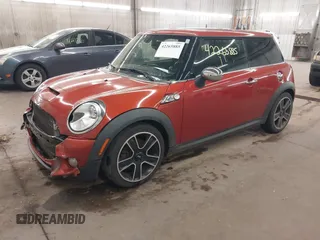 2013 MINI Hardtop S z VIN WMWSV3C56DT476032, wystawiony jako IAAI lot #42265885 z przebiegiem 120 188 mil mil oraz . Historia ofert i sprzedaży dostępna na DreamBid. Obrazek 2.